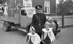 Barnas dag, Levanger, utkledde barn foran en lestebil, event