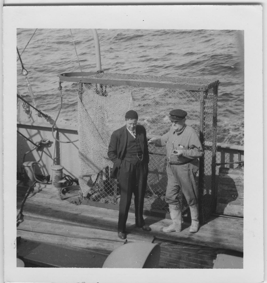 '''Skageraks''expedition 6-10 juni 1939: ::  :: Orvar Nybelin och Leonard Axel Jägerskiöld (till höger) intill ''hönsburen'' (korallskrapan) på båtdäck, fördäck. Stövlar. Pipa. Skärmmössa. Keps. ::  :: Ingår i serie fotonr. 4100:1-10.'
