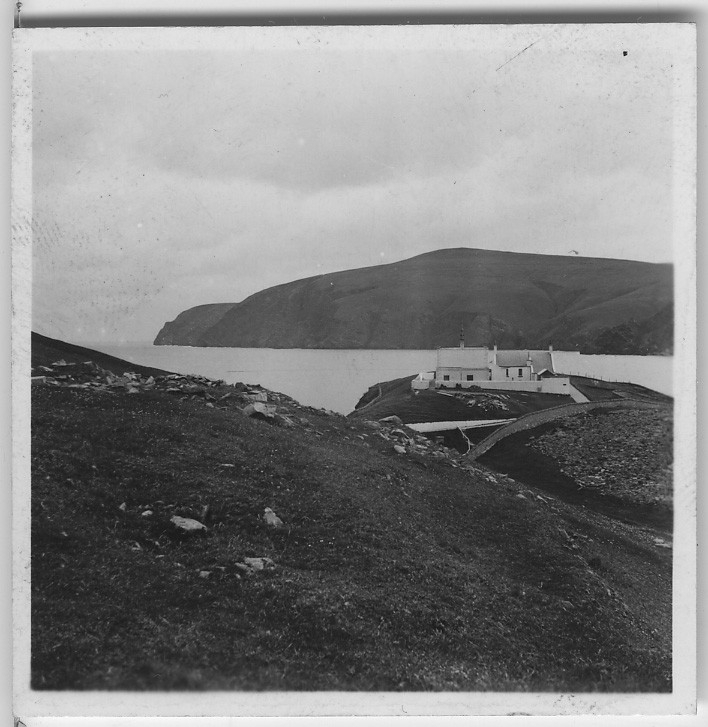 'Från ''Skageraks''-expeditionen till Hebriderna och Shetland: ::  :: Vy över Burra Firth med väg, stenmur och byggnader synliga (förstorad version av foto nr 4113:77). ::  :: Ingår i serie med fotonr. 4113:1-82.'