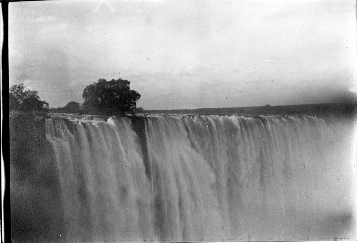 'Diverse fotografier från bl.a. dåvarande Nordrhodesia, nu Zambia, tagna av Konsul Magnus Leijer. ::  :: Vy över stort vattenfall.'