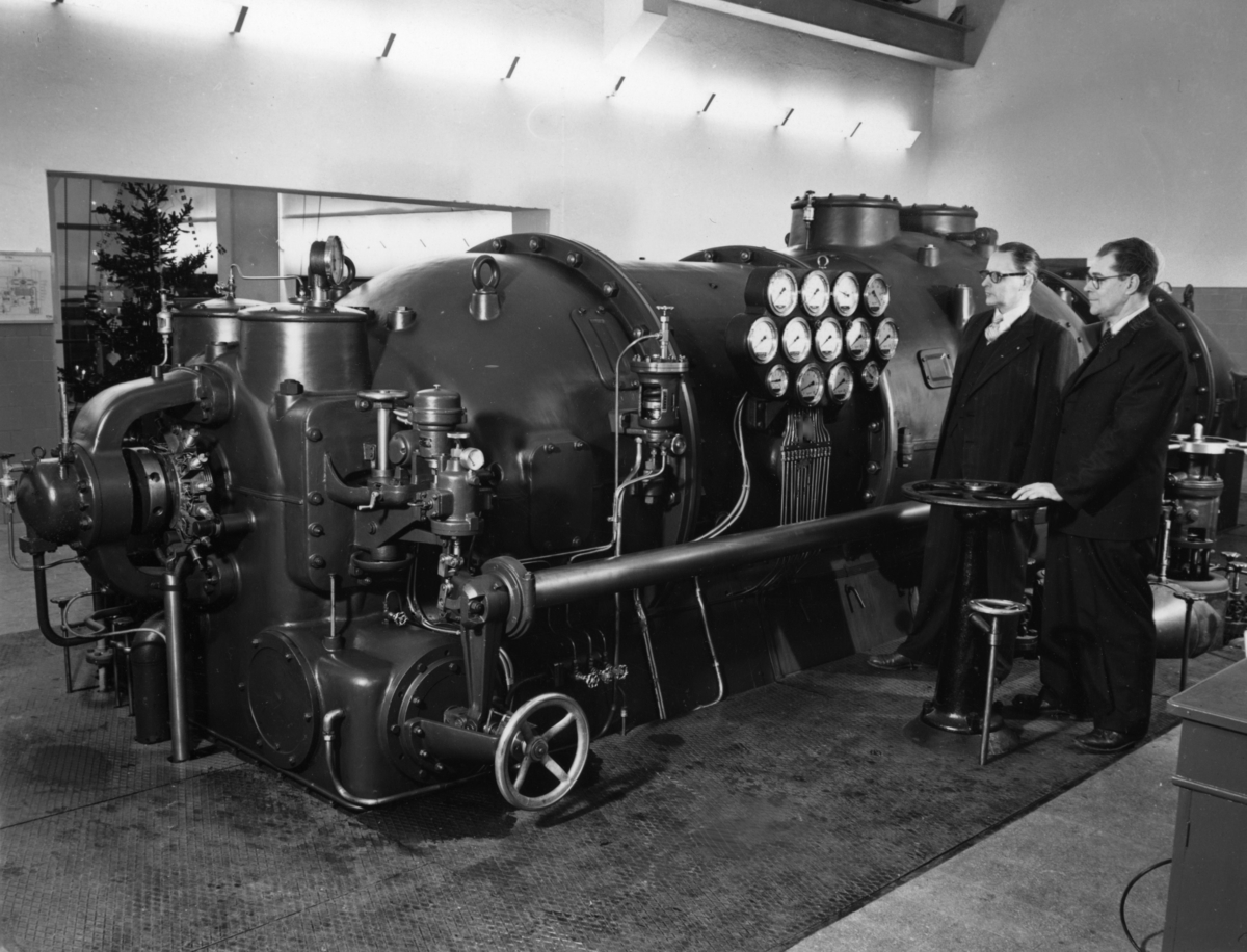 William Tibell och Viggo Odenius vid STAL-turbinen på Papyrus, okt. 1951.