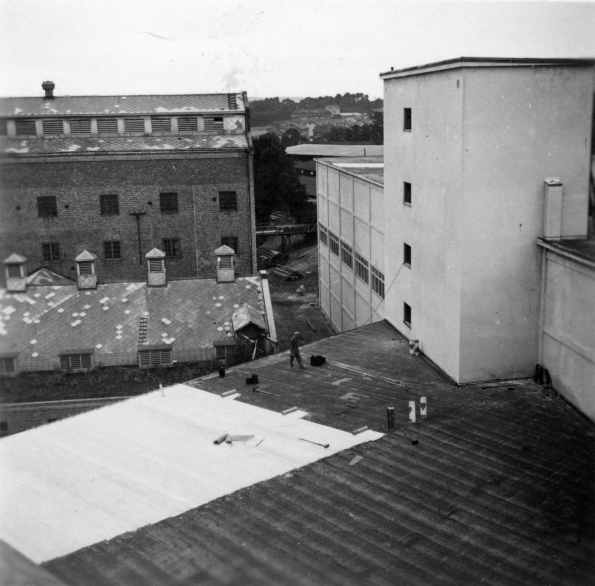 Lagerbyggnad 110 och 111 under uppbyggnad på Papyrus fabriksområde, 20/8-1946.