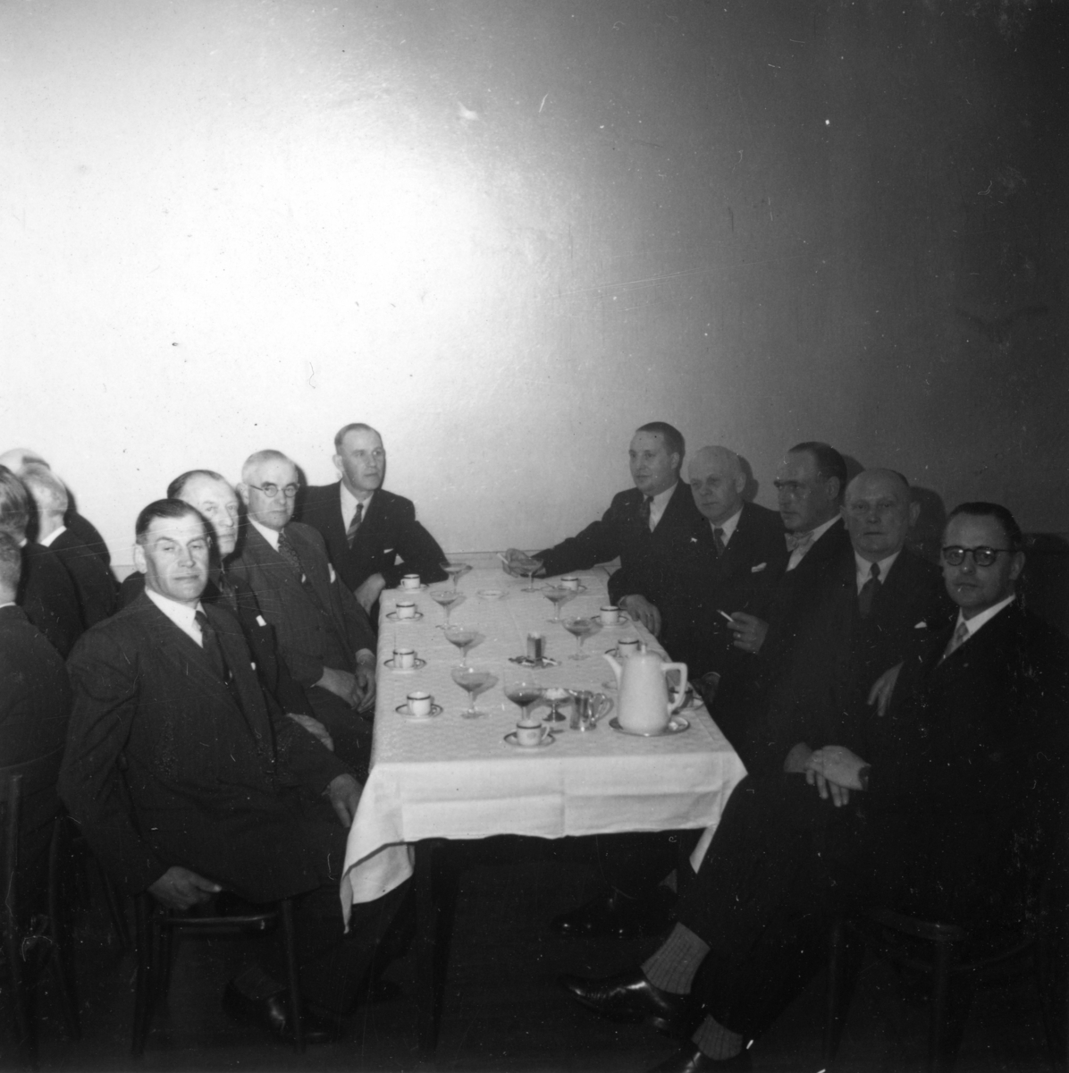 Tjänstemännen på Papyrus har personalfest, 16/4-1948.
Fr. v. nr 5 Eric Gulbransson, nr 6 Karl Dahlström, nr 7 Johansson, nr 8 Rosengren och nr 9 William Tibell.