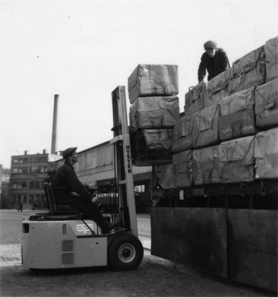 Lossning av massa med truck.
T.v. Astor "Fisen" Johansson, Evert Samuelsson.