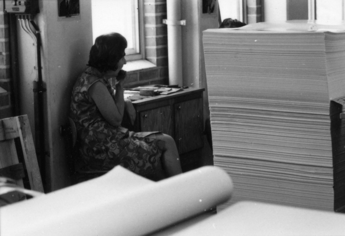 En kvinna talar i telefon på Papyrus, 12/5-1970.

Fotograf: Rolf Salomonsson, Wezäta studio, Grafiska Vägen Box 5057, 
402 22 Göteborg 5 Växel 031/40 01 40