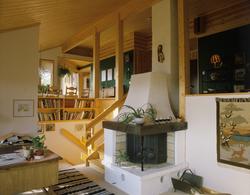 Hovedrom i to nivåer i bolig bygget på en knaus. Arkitekt AT