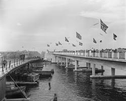 Åpningen av den nye Porsgrunnsbrua. Folkemengde på brua.