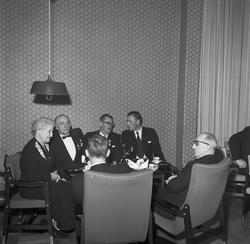 Jubilantfest på hotell Vic. Ved kaffebordene.