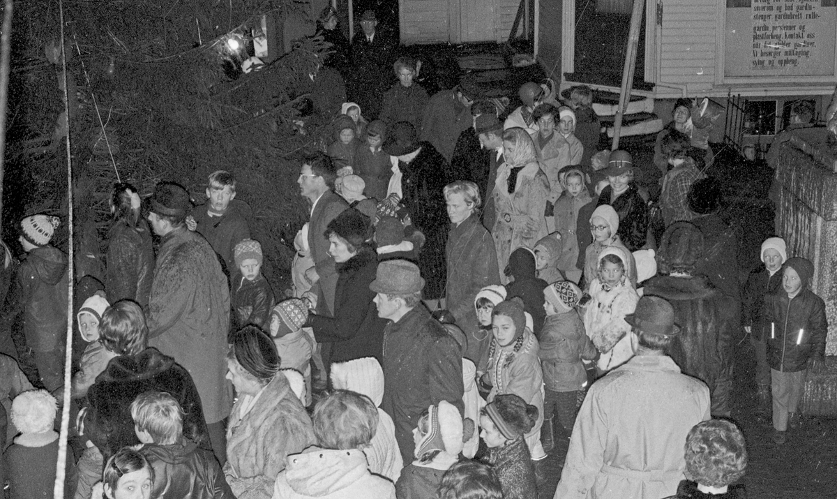 Tenning av julegata og julegrana.  Større folkemengde samlet i krysset Haraldsgt. Torgbakken for å se på tenningen av juletreet og julegata.