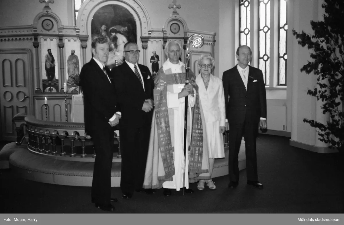 Biskop Bertil E. Gärtner besöker församlingen i Lindome, år 1983. "Biskop Gärtner i Lindome kyrka tillsammans med kyrkvärdarna."

För mer information om bilden se under tilläggsinformation.