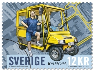 Ett våtaktiverat frimärke i ett block om två motiv. Frimärkena visar brevbärare med de klimatsmarta postfordonen cykel och elbil.
Valör 12 kr.