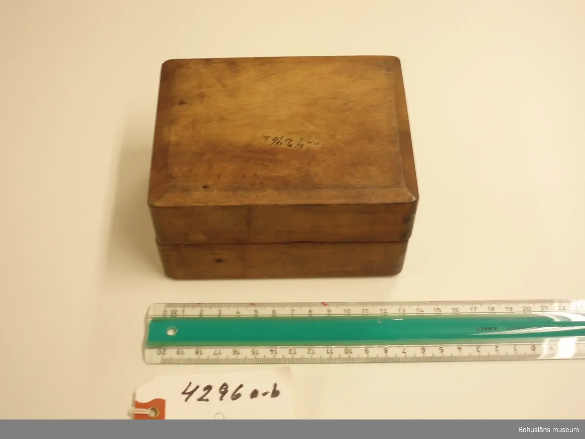Tvådelad smörform som formar smöret till ett liggande lamm.

Ur handskrivna katalogen 1957-1958:
Smörformare
I 2 delar, a-b, mått (hopsatt)13,5 x 10,3 x 7,8 cm, av trä, omålat; form till höna el. dyl. Hel.
