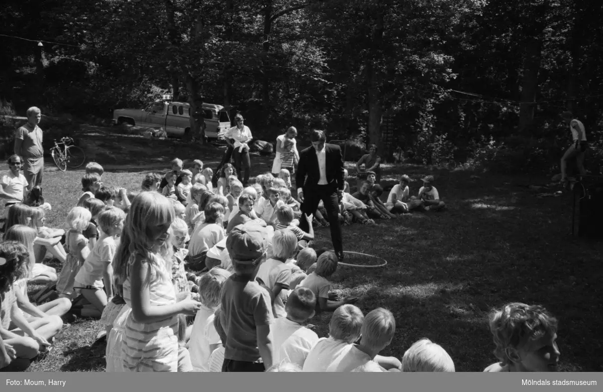 Midsommarfest i Bunketorp, Lindome, dagen före midsommarafton, år 1983.

För mer information om bilden se under tilläggsinformation.