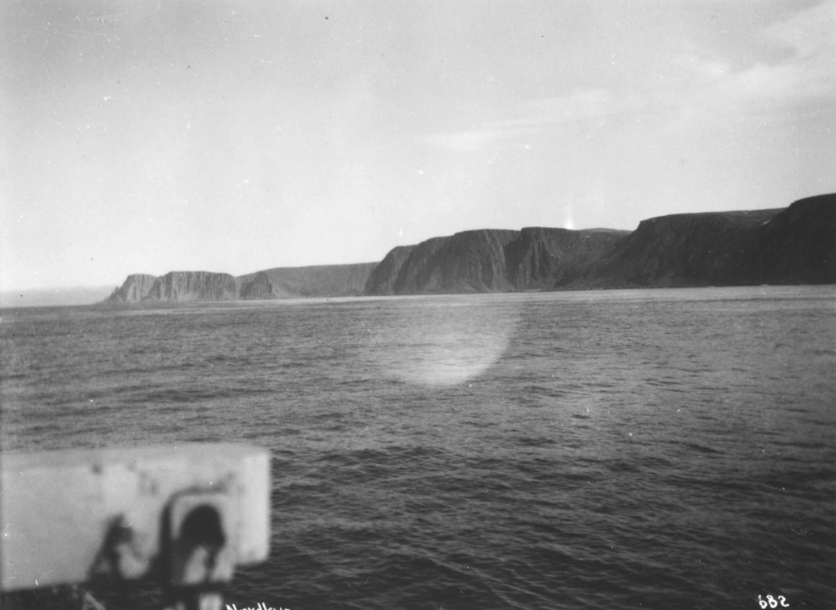 Nordkinnhalvøya fotografert fra båt.