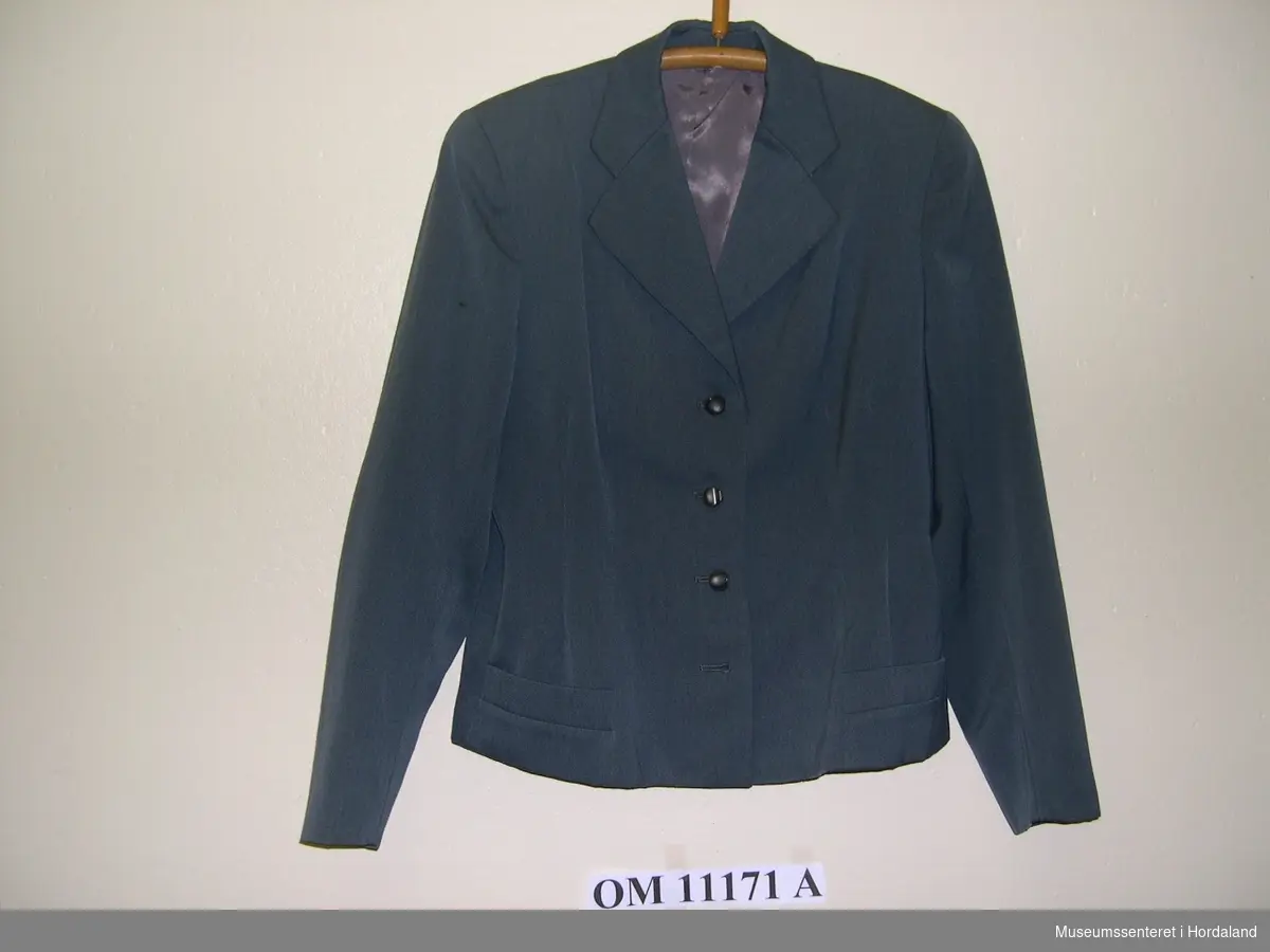 Form: kort, innsvinga jakke, -plissert skjørt, - korterma nett bluse med roser og bladmotiv brodert på framstykka