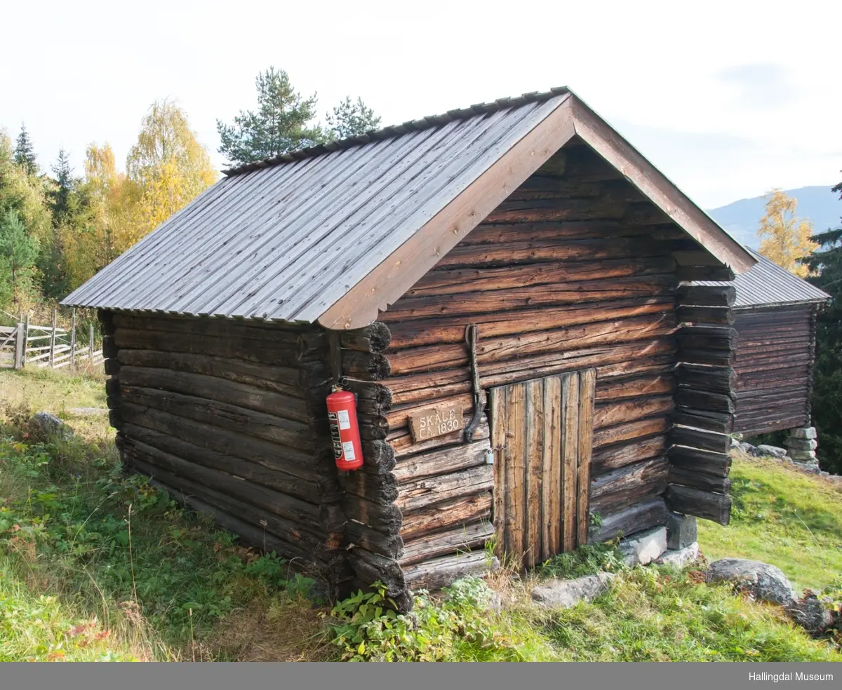 Vedskålen er bygd mellom 1825 og 1850.. Det er et enkelt lite tømmerhus med jordgolv og bordtak.