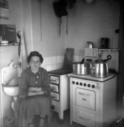 Anne Marie Nymo sitter på kjøkkenet hjemme i Ildskog i Porsa