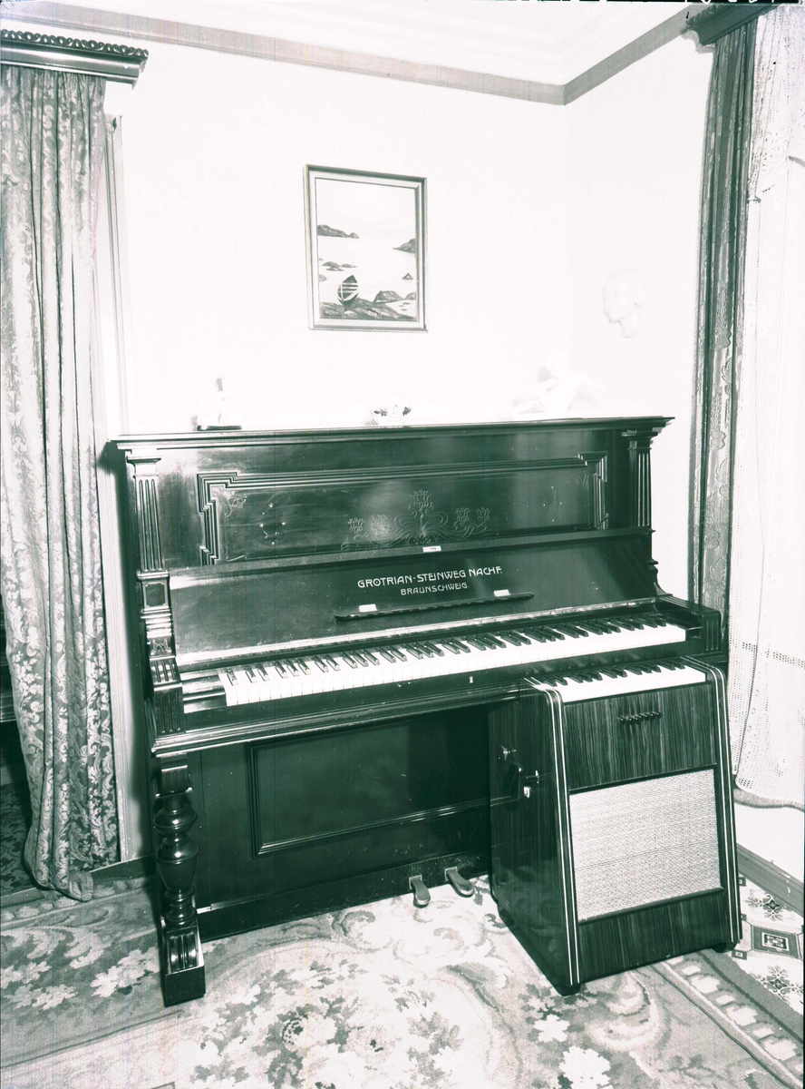 Interiør - Radio - Musikkinstrument.- Soloton - Piano