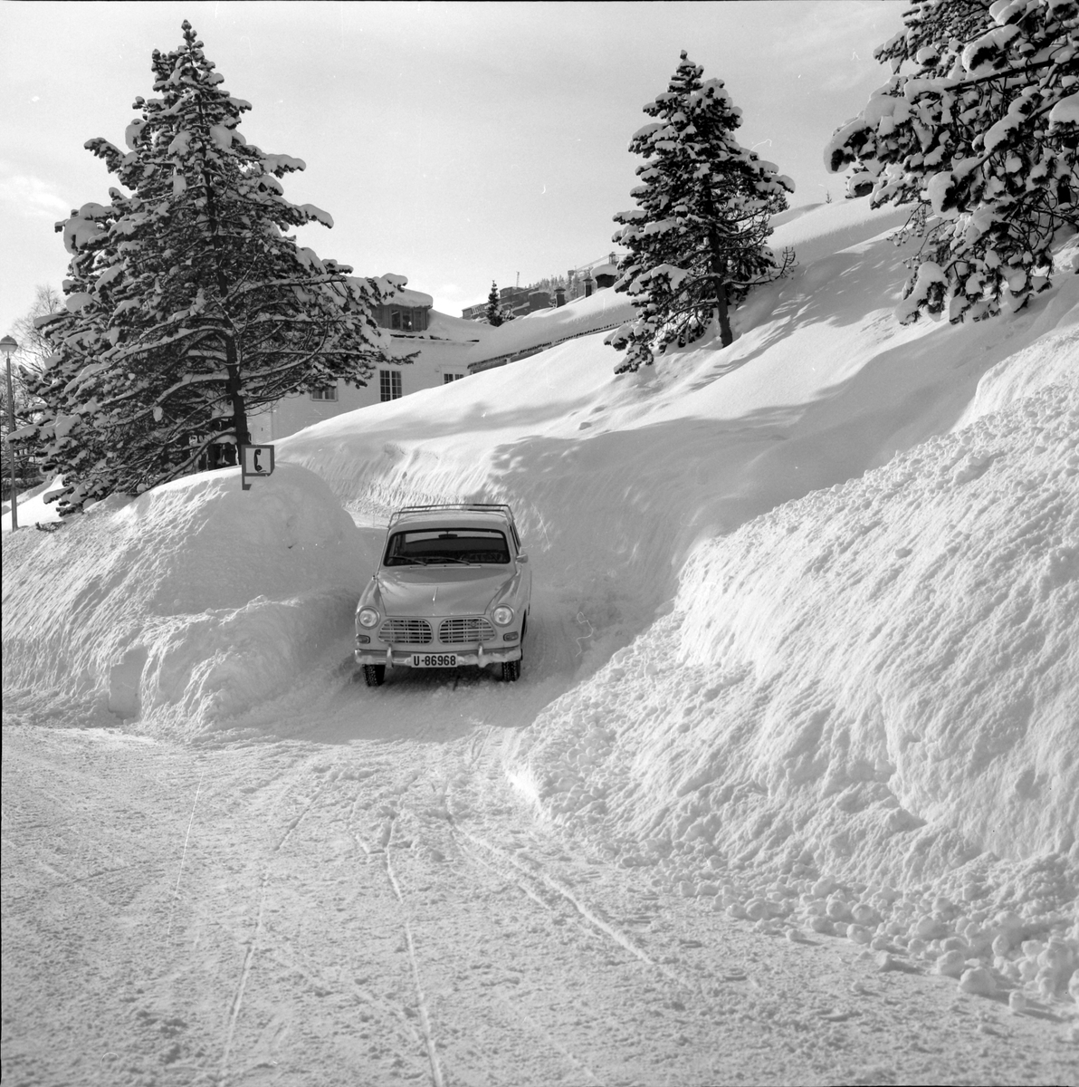 Bil (Volvo) på vei etter stort snøfall.