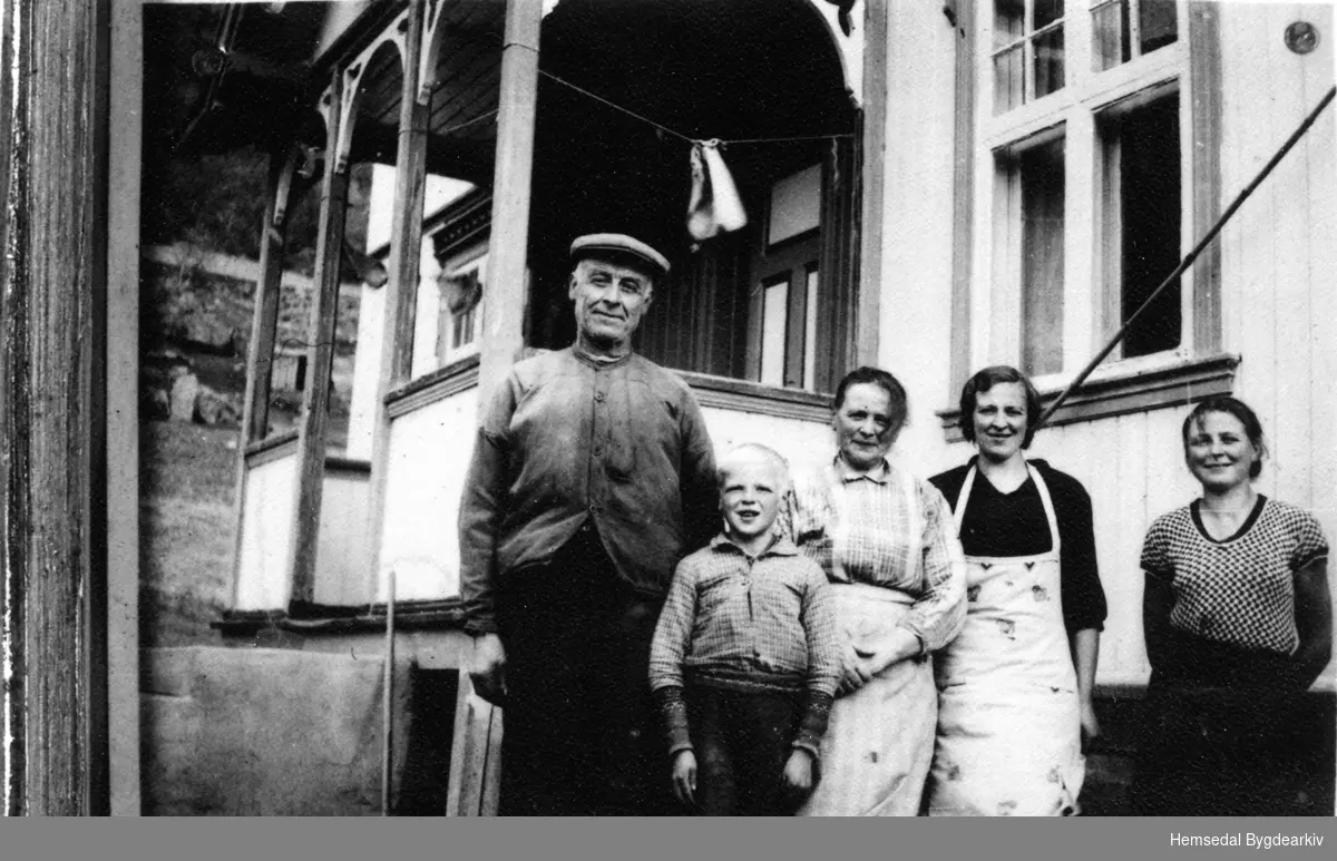 Nr 1 og 3 frå venstre: Knut, og Margit Grøthe med barna Syver, Margit og Gunhild Grøthe