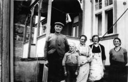 Nr 1 og 3 frå venstre: Knut, og Margit Grøthe med barna Syve