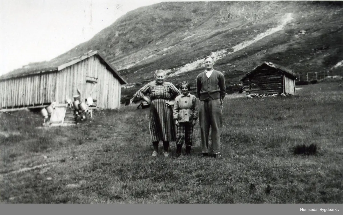 Karoline og Erik Svingen med ei byjente på Sildegjêrde i 1954