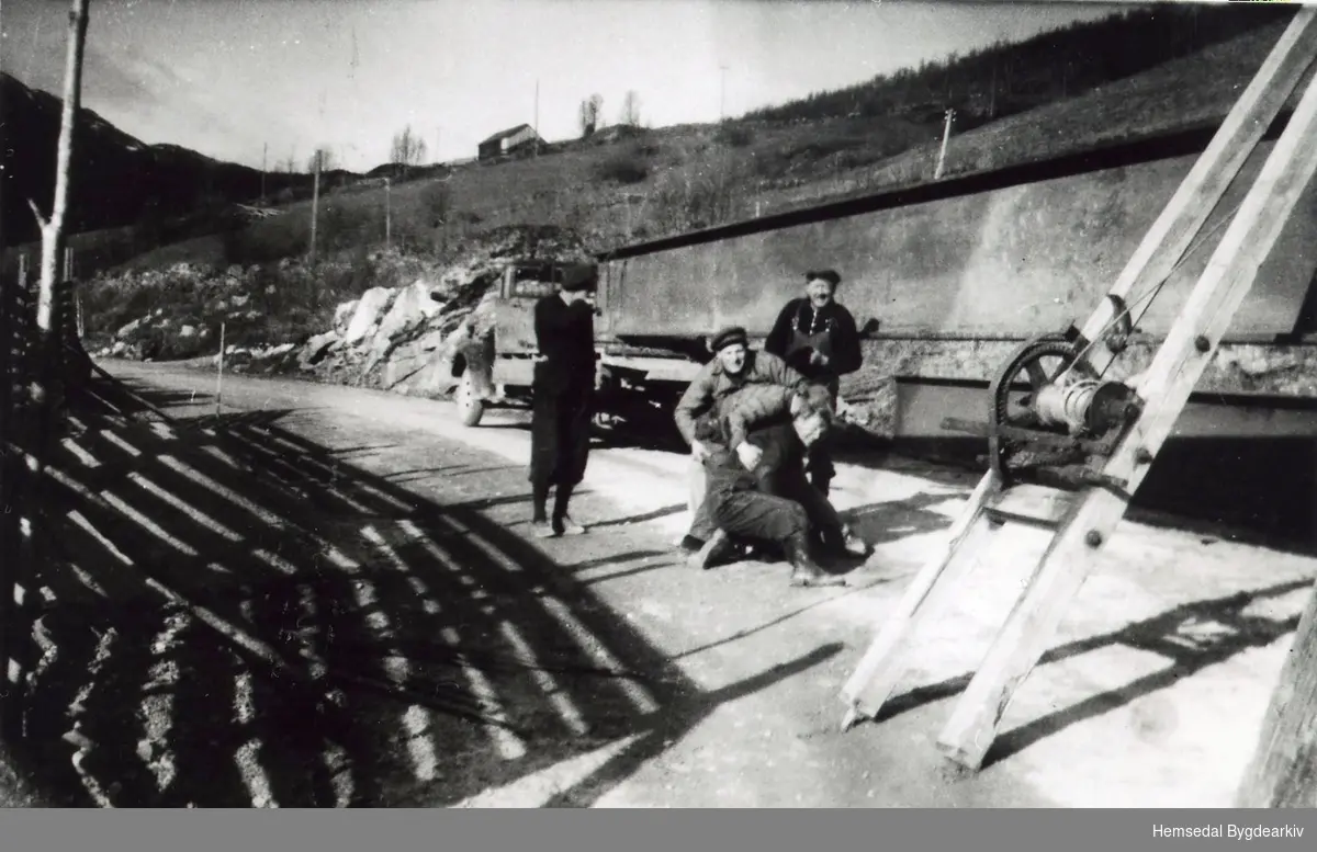 På austsida av Skløyten bru i Lio i Hemsedal i 1938. Her har arbeidskarane det moro.