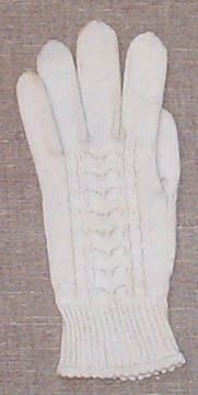 Fingervante  i 3-trådigt bomullsgarn. Slätstickad med flätor och hålmönster på ovansidan med en uddkant  i början av mudden.