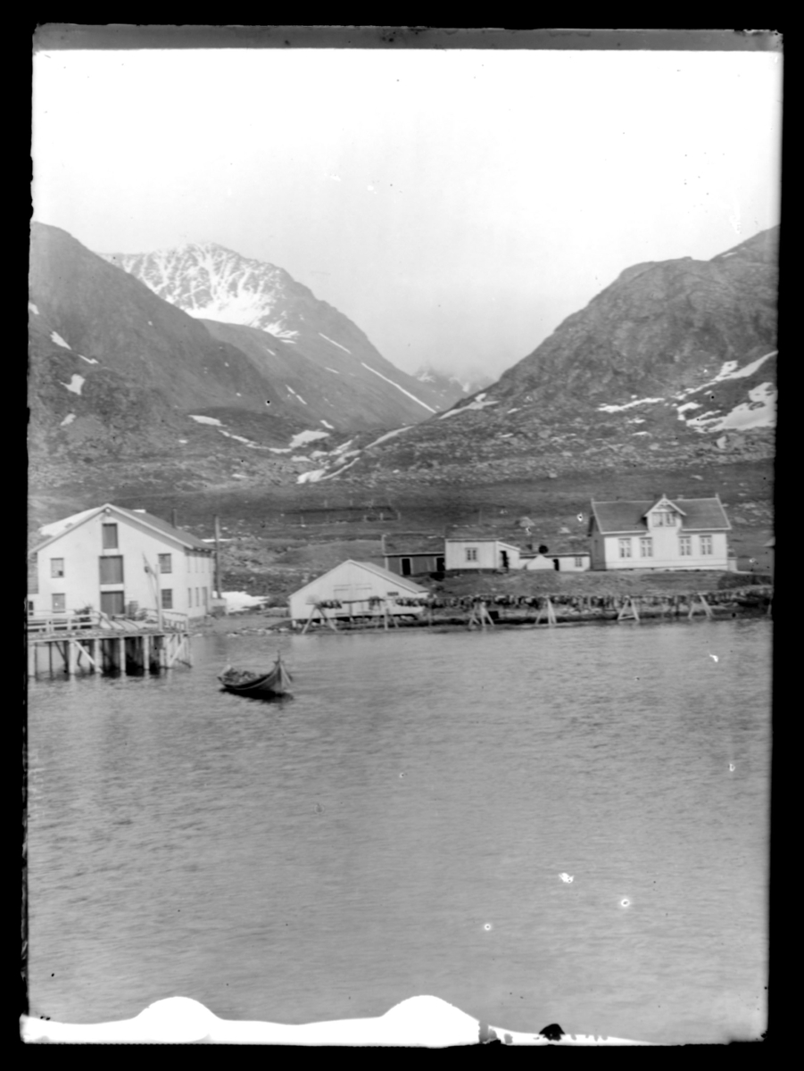 Bergsfjord fotografert fra sjøen