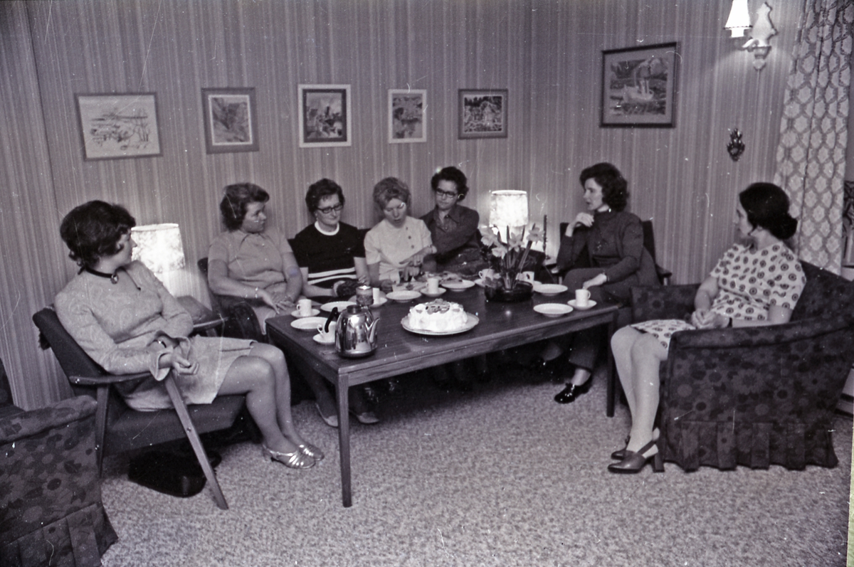 HD Kaken - 1972.
Fru Ommundsen - Fru Lothe - Fru Torblå - Fru Tresnes - Fru Kock - Fru Bergo - Fru Tveit - Fru Nesheim.