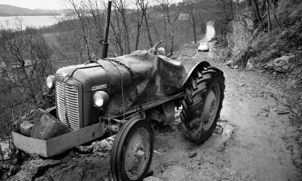 Veikrangel - Aksdalsbrekka. Traktor i veien.