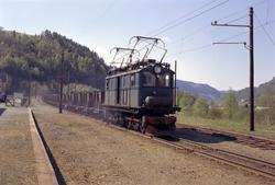 ASEA-lokomotiv med malmvogner på vei nordover forbi Svorkmo 