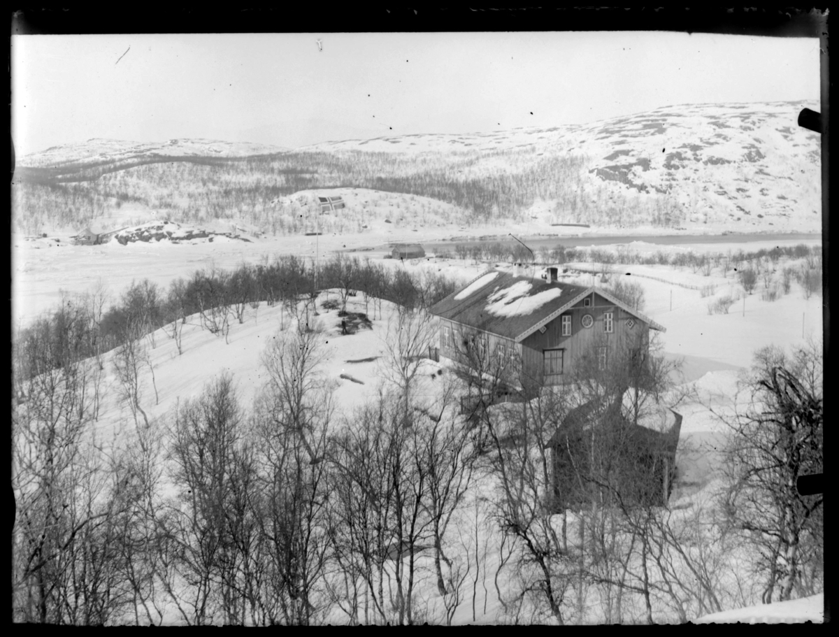 Skogforvalterboligen på Elvenes, fotografert før 1925 da arbeidet med hengebro over elva ble påbegynt. Bilde er tatt om vinteren. (Iformasjoner fra brev til Sør-Varanger kommune fra Statens Vegvesen, Vadsø av 8.5.81)