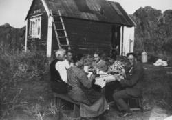 Søndagsutflukt til Kongsøya. 6 pesronar er samla rundt et bo