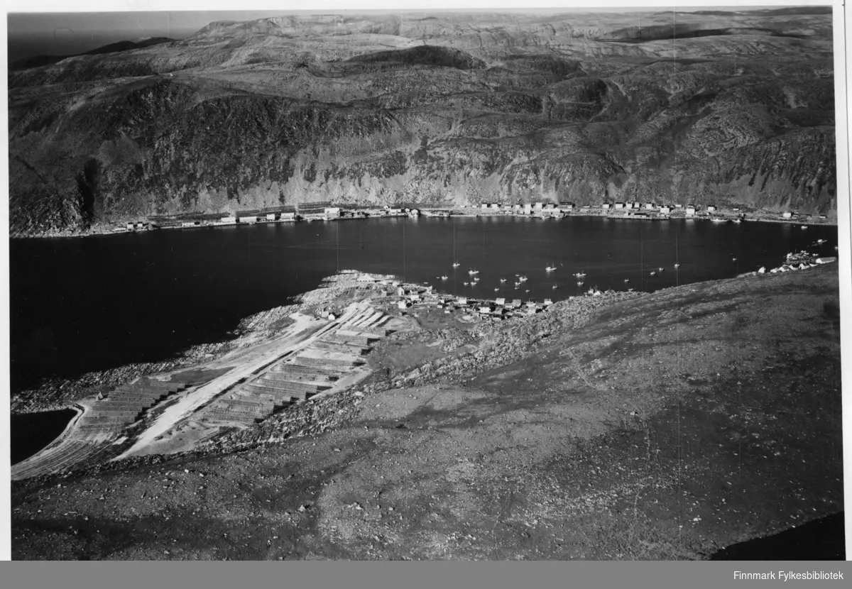 flyfoto fra Kjøllefjord i Lebesby. Negativ nr 61434