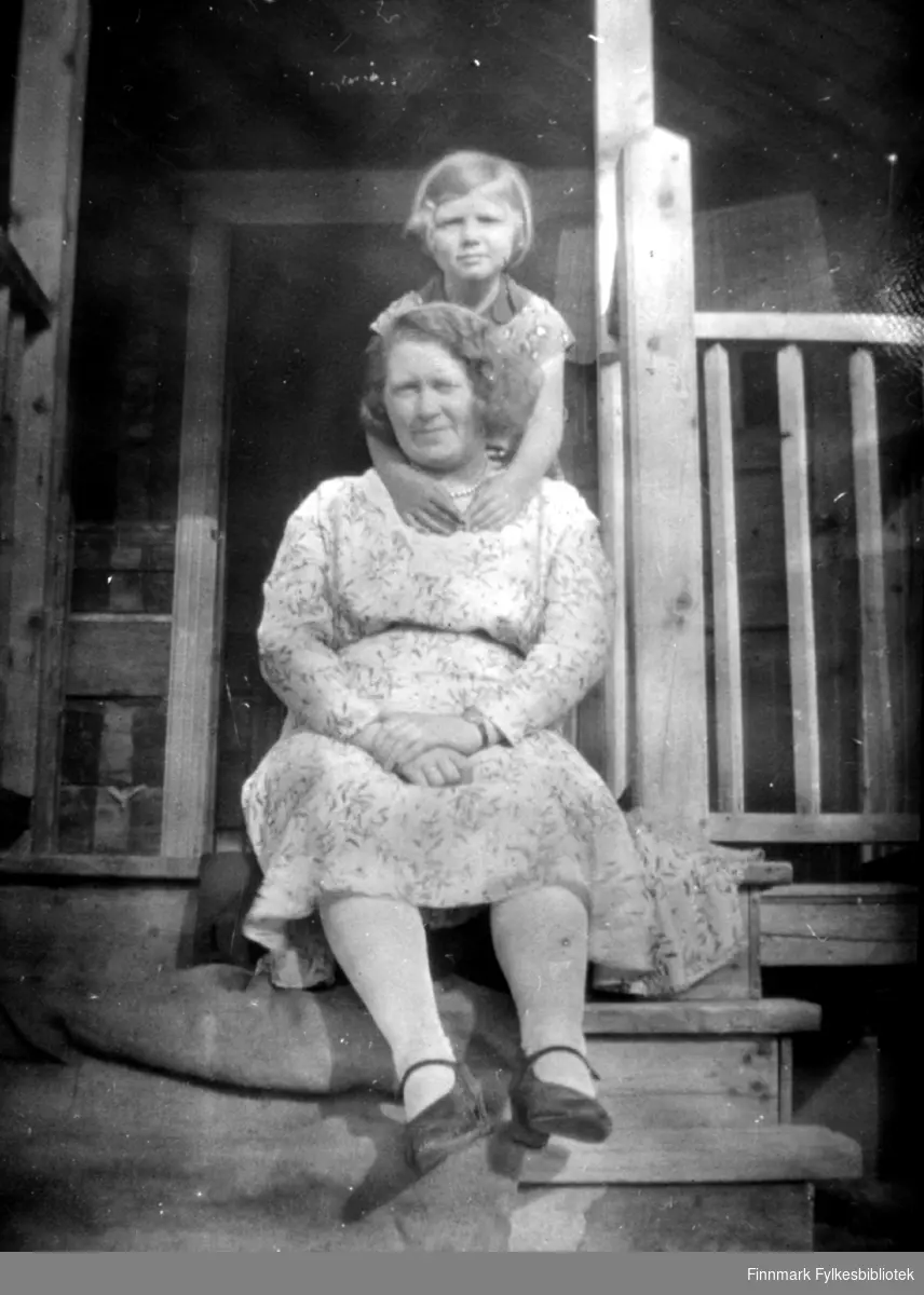 På trappa til Neiden fjellstue: Arntine Sivertsen (Kaikonen) med niesen Grethe Sivertsen, fotografert 1932. Grethe var 7 år på bildet. Hun var oppkalt etter sin oldemor Anna Greta (OrrajÃ¤rvi) Saari