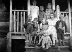 Gruppebilde på trappa til Neiden fjellstue, 1932, tante Arnt