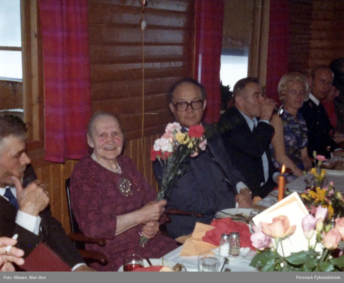 Marie Sivertsen ble tildelt Kongens fortjenestemedalje i gull under en høytidelig tilstelning på Neiden fjellstue, 3. mai 1977