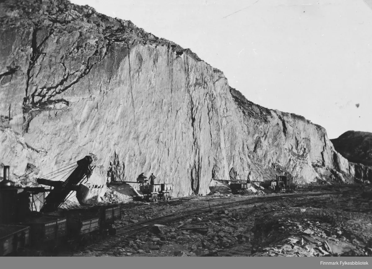 Et bilde fra stolldrifta i Berlevåg før storsprengningen i 1933 Til venstre har vi en dampskuffel, datidens gravemaskin. Her ble stein til moloen sprengt ut.