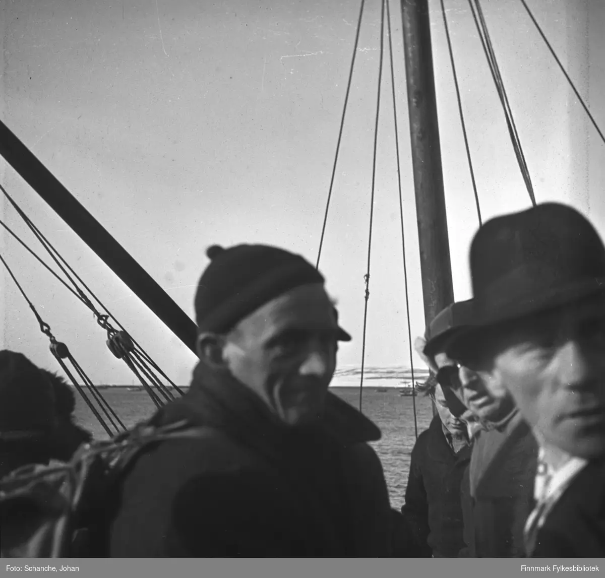 Fra kretsrennet i Vadsø 1946. Olav Økern ankommer Vadsø for å delta. Vi ser han midt på bildet, med strikkalue og ryggsekk. Det er flere menn på bildet, den nærmeste i hatt. De er frem- deles ombord i en båt.