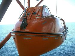 Låring av livbåt Q5 på Valhall QP.  Livbåten er av typen  "S