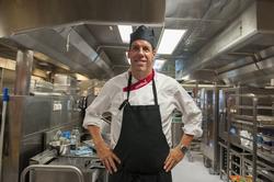 Vidar Bakke jobber som kokk på Valhall. På kjøkkenet er det 