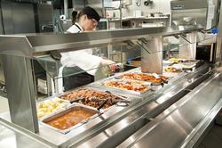 Kokk Hege Larsen tar siste innspurt på maten som er klar for