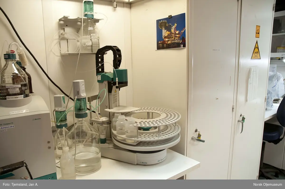 Mye forskjellig måleutstyr finnes i laboratoriet på Valhall.  Her sjekkes og testes naturlig nok kvaliteten på olje og oljeprodukter bl.a.