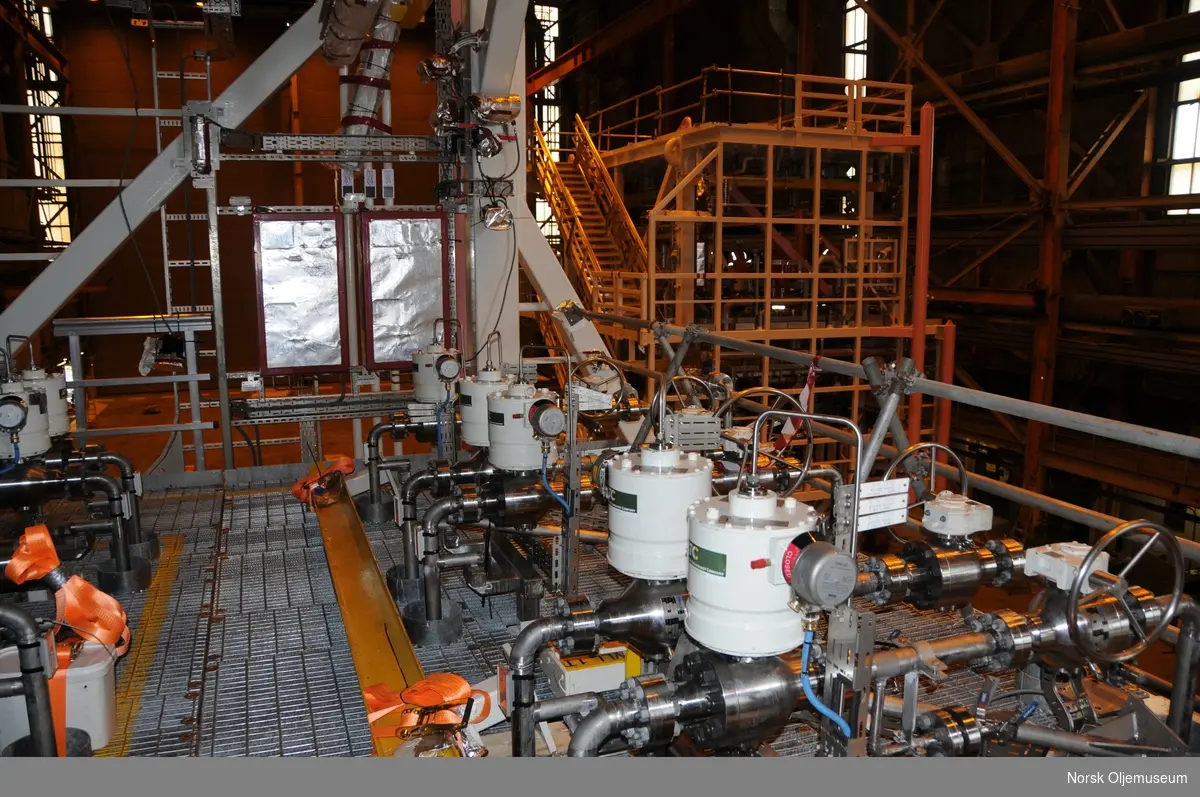 Beholdere og rør for injeksjon av gass i brønner for optimalisering av oljeutvinningen. Instrumentene står i en av de nye modulene som skal festes til flankene på Valhallfeltet og settes i drift i 2015.