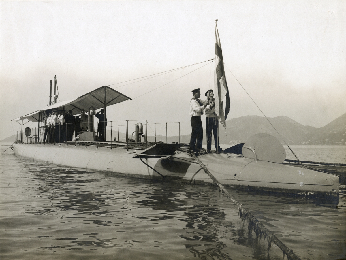 Svenska örlogsflaggan hissas på ubåten HVALEN vid övertagandet från italienska varvet Fiat-San Giorgio i La Spezia.