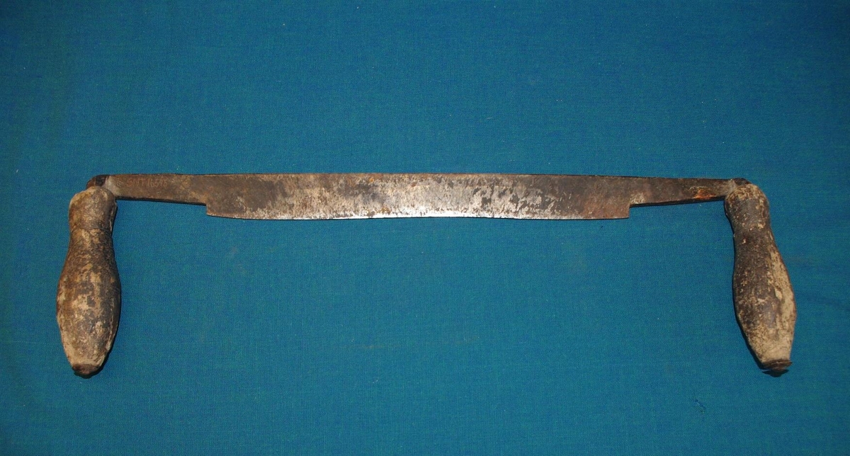 Form: Avlang kniv m/skjærflate på midten, to runde håndtak på sidene

