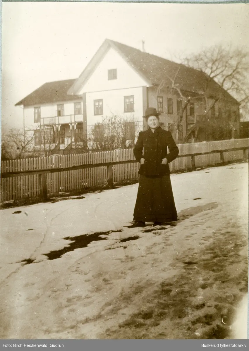 Norderhov prestegård
ung pike foran prestegård på vinterstid