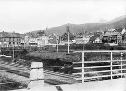 Parti fra Narvik, i forgrunnen jernbanesporet til Ofotbanen.