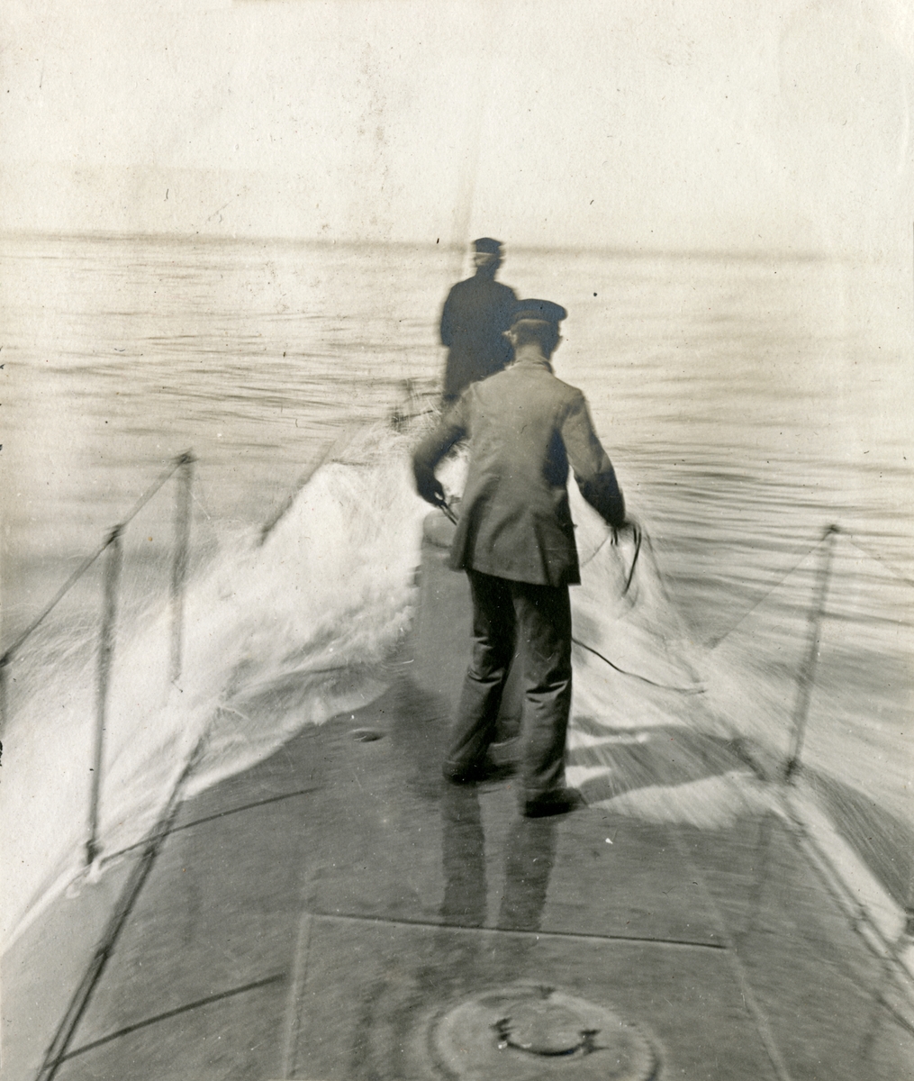 Överspolning av backen. Två besättningsmän ombord ubåten HVALEN.